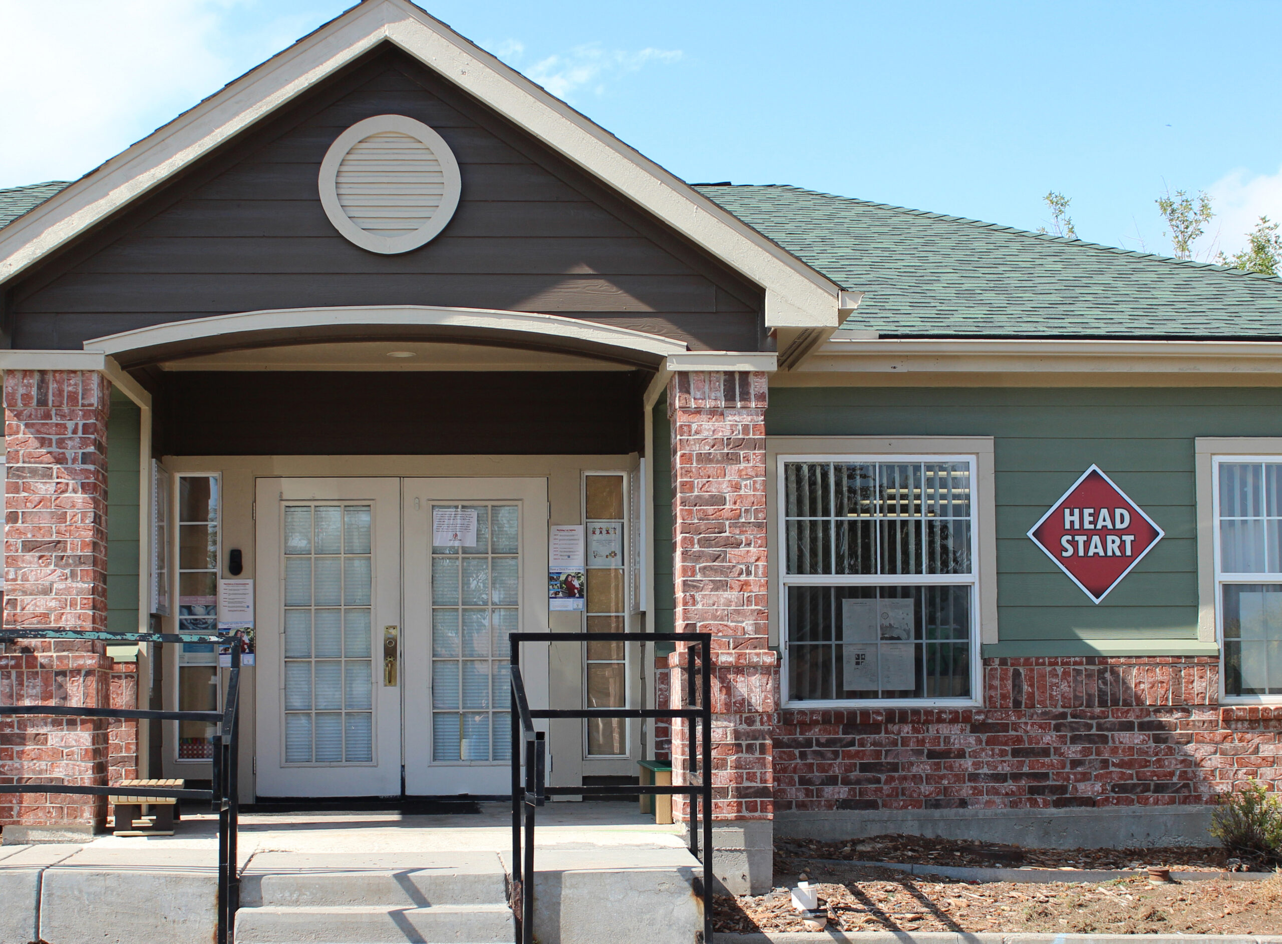 Entrance of Creekside Head Start building with "Head Start" sign